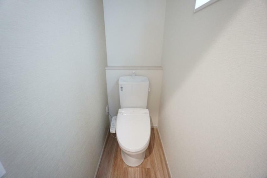トイレ 1階2階の2ヶ所にトイレがあるので、忙しい朝にもゆとりができますね。
