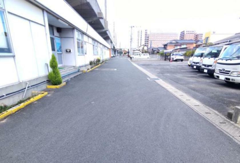 現況写真 前面道路の幅員は約5mあります。駐車が苦手なかたでも安心ですね