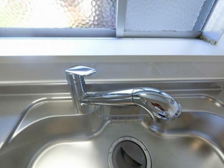 浄水器を内蔵した混合水栓。お料理の際に気軽に浄水が利用いただけます。