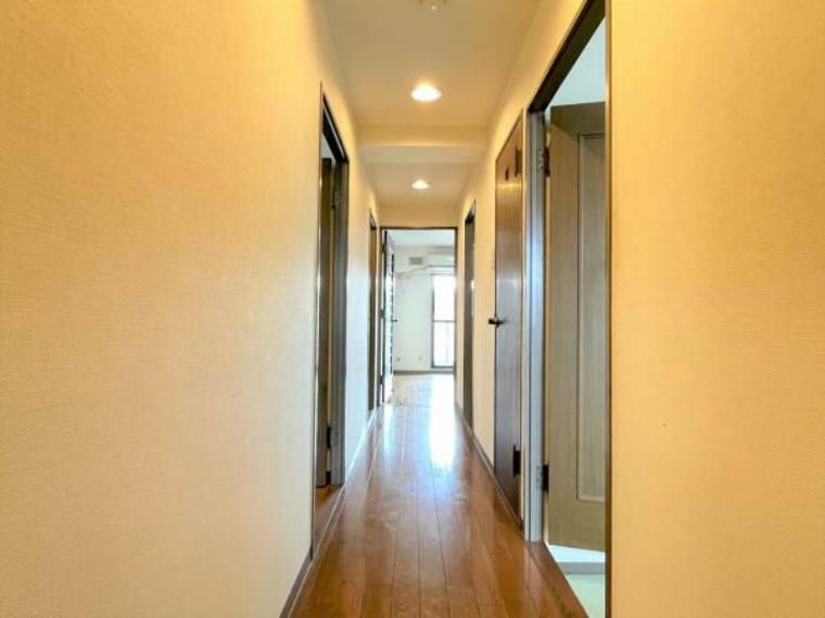 【リフォーム中/廊下】フロアタイル張り、クロス張り、照明交換を行う予定です。白のクロスや明るめの色合いの床を張ることで室内全体も明るい印象になります。