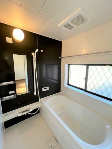 浴室 【リフォーム済】ユニットバスは新品に交換しました。浴槽は大人も足を伸ばしてゆったり浸かれる広さです。