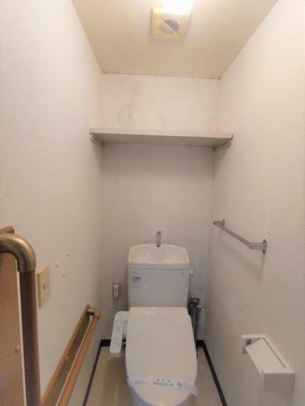 トイレ 【リフォーム前】リクシル製の便器・便座に新品交換します。年中気持ち良くお使い頂ける、温水洗浄付きで季節を問わず快適です。天井・壁はクロスを、床はクッションフロアに張り替えます。