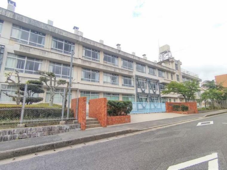 小学校 【周辺写真】広島市立亀崎小学校です。物件からは550mの距離で徒歩でおよそ7分の距離です。
