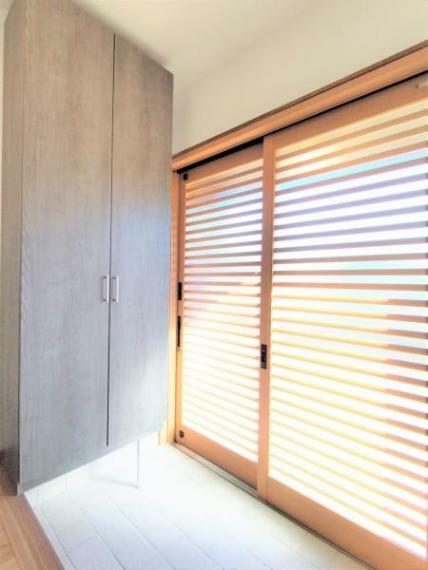 玄関 【リフォーム済】玄関内部の写真です。シューズボックスはこの度新品のものを設置しております。玄関からの日の入りが良く、明るい玄関になりました。