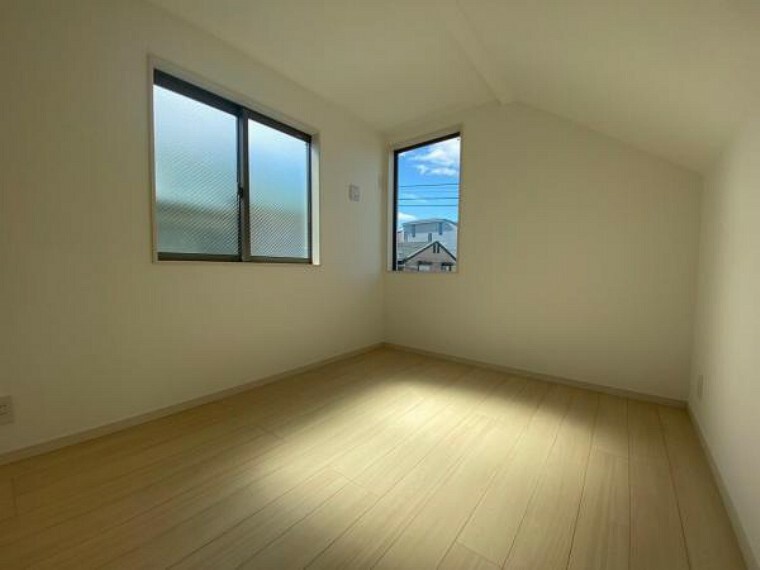 洋室 住まう方自身でカスタマイズして頂けるように「シンプル」にデザインされた室内。自由度が高いので家具やレイアウトでお好みの空間を創り上げられます。