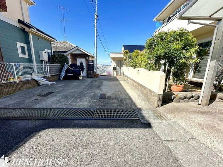 現況写真 前面道路含む外観・周辺は落ち着いた雰囲気の住宅地です。小さなお子様がいるご家庭も安心ですね。