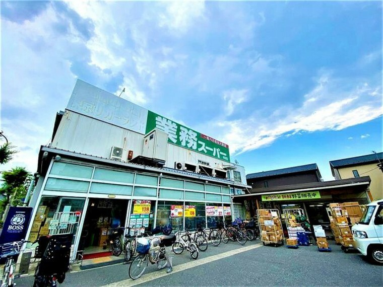 スーパー 業務スーパー中央本町店 徒歩4分。