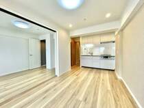 【LDK】家具の様な木目調の面材がお部屋に馴染み、心地よい空間を演出します。