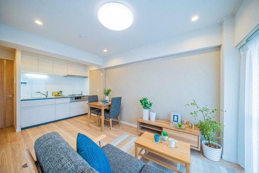 居間・リビング 【LDK】家具の様な木目調の面材がお部屋に馴染み、心地よい空間を演出します。