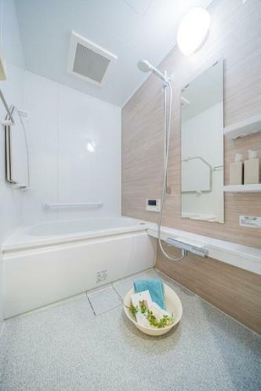 浴室 【浴室】お湯張りや追い焚き、湯量・温度の調節など、ワンタッチでできるオートバスです。