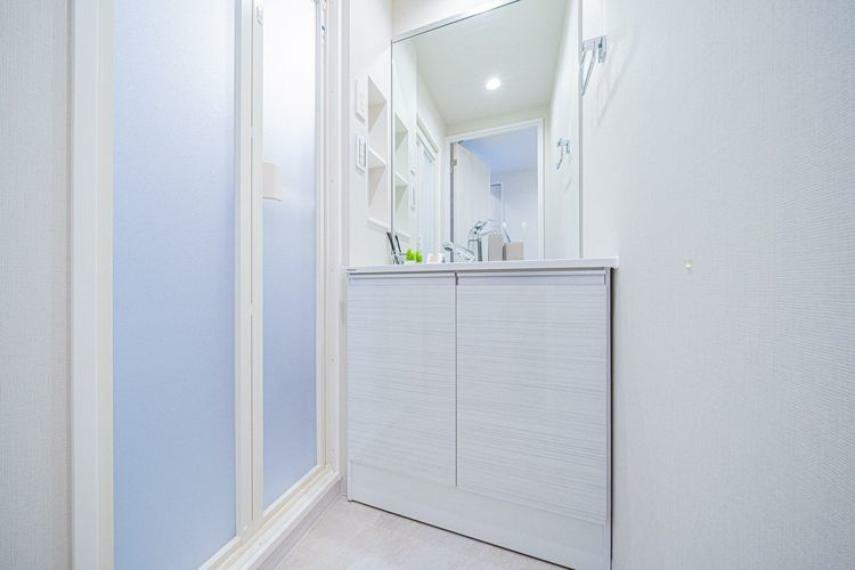 【洗面室】清潔感のある明るい雰囲気の洗面室