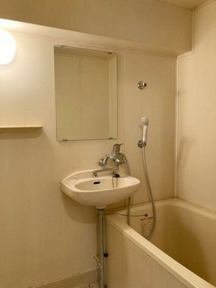 【浴室】シンプルながら清潔感のある浴室。