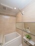 浴室 清潔感のあるホワイトカラーをベースに、一面をベージュ色系にすることで空間を引き締める効果があります。また、少し明るめのベージュ色にすることシックになりすぎず、柔らかい印象の浴室になります。