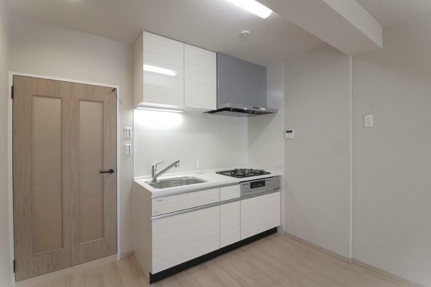キッチン 壁付けシステムキッチンはスペースの最大限の有効活用が可能で、動線がスムーズになり調理や準備が快適で効率的に行えます。収納スペースや吊り戸棚が設けられ、調理器具や食器類をスマートに収納できます。