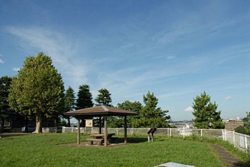 公園 ふじやま遺跡公園（●近くには公園が点在し、緑あふれる住環境です。適度な遊具、子供が走り回れる広さの公園は子育て世帯には嬉しいですね●）