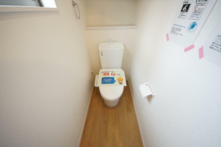 同仕様写真（内観） トイレは各階にご用意　ウォシュレット機能付き（同仕様）