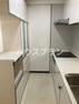 キッチン カップボードも設置されており、ホワイトで統一感のあるキッチンスペース  IHコンロでお料理あとのお掃除も楽々です。