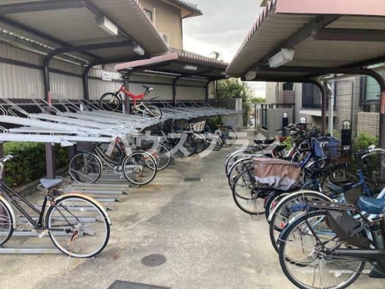 居住者の皆様の利便性を考慮し、広々とした自転車置き場が完備されています。 屋根の下に位置するため天候や季節の変化に左右されることがなく、 いつでも安心して自転車を駐輪することができます。