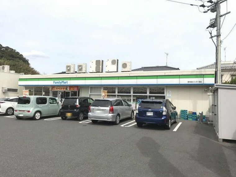 コンビニ ファミリーマート 鹿児島北インター前店【ファミリーマート鹿児島北インター前店】は鹿児島市伊敷6丁目18-10に位置する伊敷ニュータウン入口交差点近くのコンビニエンスストアです。駐車場有、店内には鹿