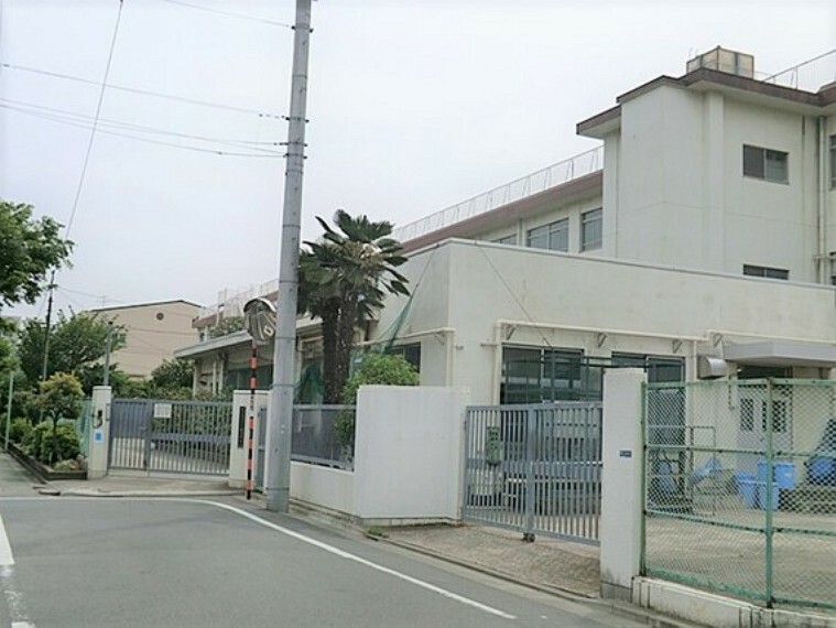 中学校 通学路は穏やかな住宅街の中の道なので、お子さんの通学も安心。