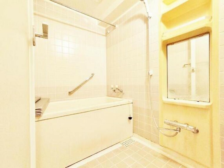 心地よいバスタイムを演出する浴室はゆとりあるサイズを採用。保温機能付き、汚れをはじく有機ガラス系の新素材を採用した浴室。美しく機能的な設備を採用。