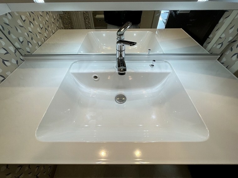 シンプルだからこそ使いやすい。スタンダードなデザインの洗面ボウルは清潔感あるオフホワイトです。