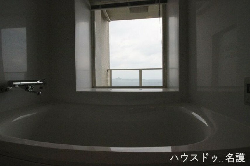 浴室 浴槽から海が見えます