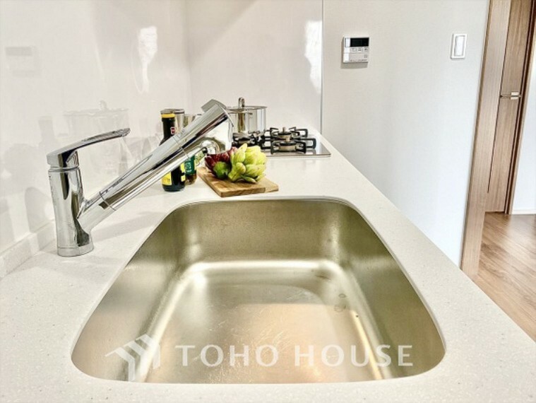 構造・工法・仕様 浄水器内蔵・可動式のシャワーヘッド。水はねや大きな洗い物も計算したシンク。システムキッチンは家事をずっと楽にしてくれる。