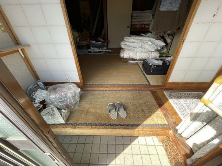 玄関 玄関です。上がり口にも畳が使われており、和風な作りです。スペースは限られますが、手すりがついているのがうれしいですね。床はタイル張りで、掃除もしやすく清潔感があります。