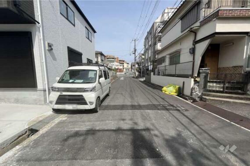 現況写真 【前面道路】】周辺は集合住宅や一戸建てが立ち並ぶ、区画の整ったすっきりとした住宅地です。