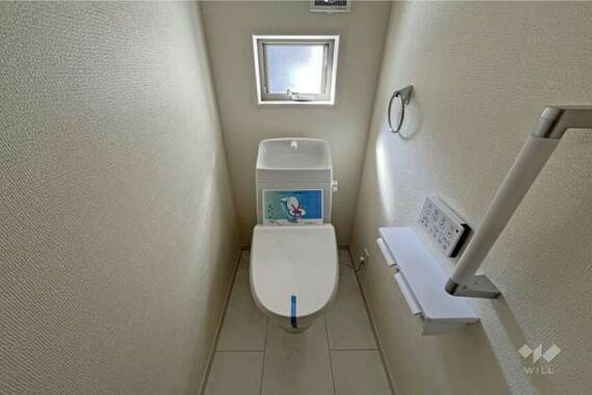 トイレ 【トイレ】1階トイレ。シンプルな造りで掃除がしやすいです。窓があり換気もバッチリです。