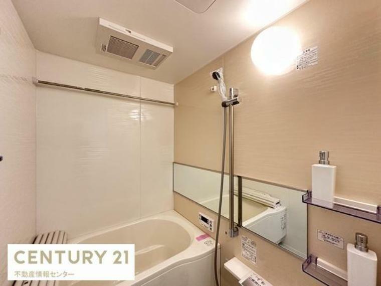 浴室 浴室もお部屋の雰囲気とは打って変わってシンプルデザイン！