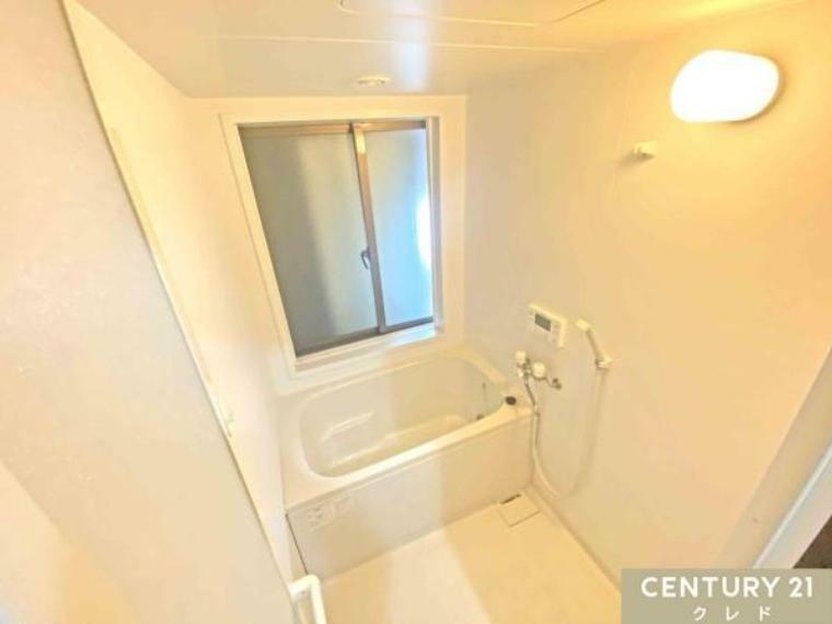 【3階浴室】<BR/>窓付きで自然換気がスムーズ<BR/>採光もあり明るく気持ちの良い空間<BR/>日中の入浴も気持ちよくお使い頂けます<BR/>入浴後は窓を開けてしっかりと換気ができ、防カビや湿気対策にも配慮されています