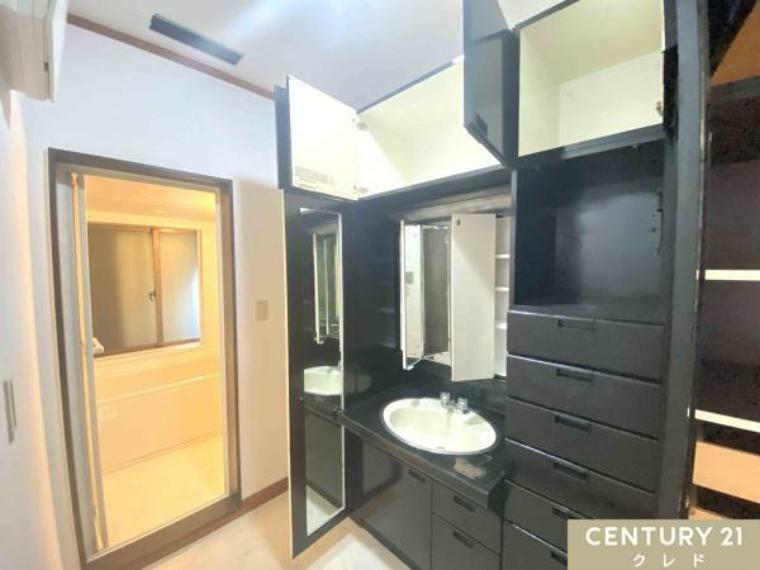 【3階洗面スペース】<BR/>かっこいいホテルのような「黒」を基調とした洗面台。<BR/>重厚感あり、落ち着きのある空間を演出します<BR/>充実した収納を備えた洗面化粧台<BR/>いつもスッキリとした清潔な空間を保ちます