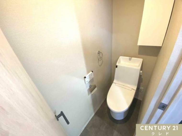 【事務所側トイレ】<BR/>快適にご使用いただける温水洗浄便座！<BR/>シンプルに清潔感のあるホワイト色。<BR/>収納が付いて実用性も兼ね備えた造りです。