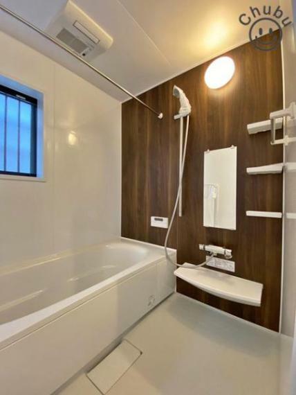 浴室 浴室暖房乾燥機付きのバスルーム。　雨や梅雨の時期でも快適にお洗濯ができます