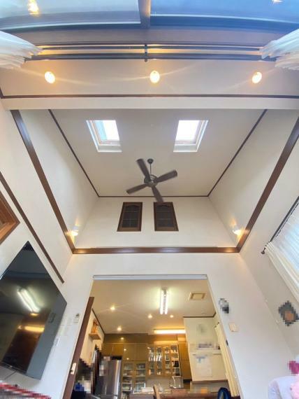 リビング上部は、天窓付きの勾配天井。<BR/>夏も冬も快適に過ごせるシーリングファンも付いており、電気代削減にも繋がります！