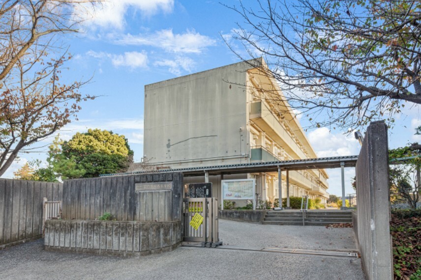 小学校 現地から870m～930m。　市原市立国分寺台西小学校　校庭にそびえる大きなくすの木がシンボルマークの小学校です。教育目標は「進んで学び 心豊かで たくましく生きる児童の育成」を目指しています。