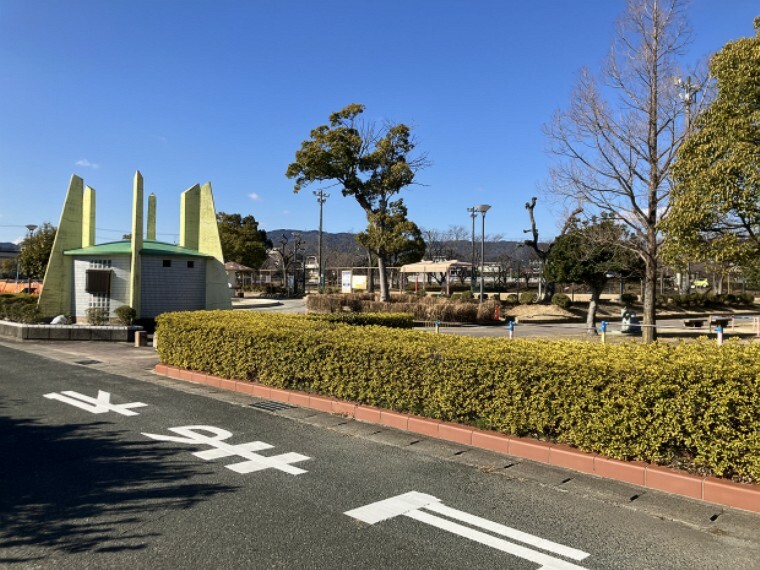 公園 現地から340m（最長）　西田川公園　公園内にはターザンロープ、滑り台、ブランコ、砂場、恐竜の遊具等があります。春には桜が咲き、花見が楽しめます。