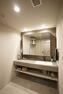 洗面化粧台 【洗面室】:大きな鏡や収納棚があり、ごちゃつく洗面台周りもスタイリッシュに片付きます。