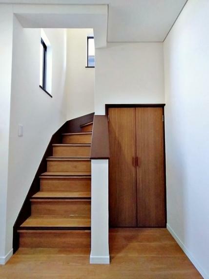 階段下に便利な収納スペース！