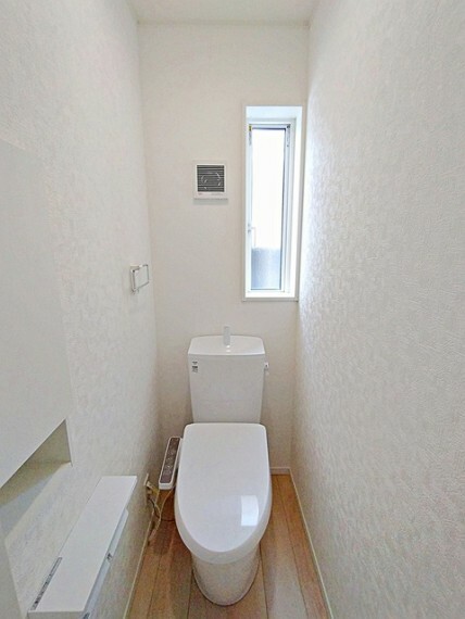 トイレ 1、2階共にシャワー機能付！小窓が付いている為換気もスッキリして頂けます。