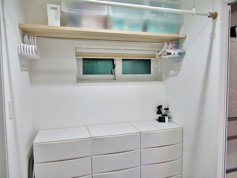 洗面化粧台 洗面 洗面所は3帖で広くて快適、室内物干しも充実です。