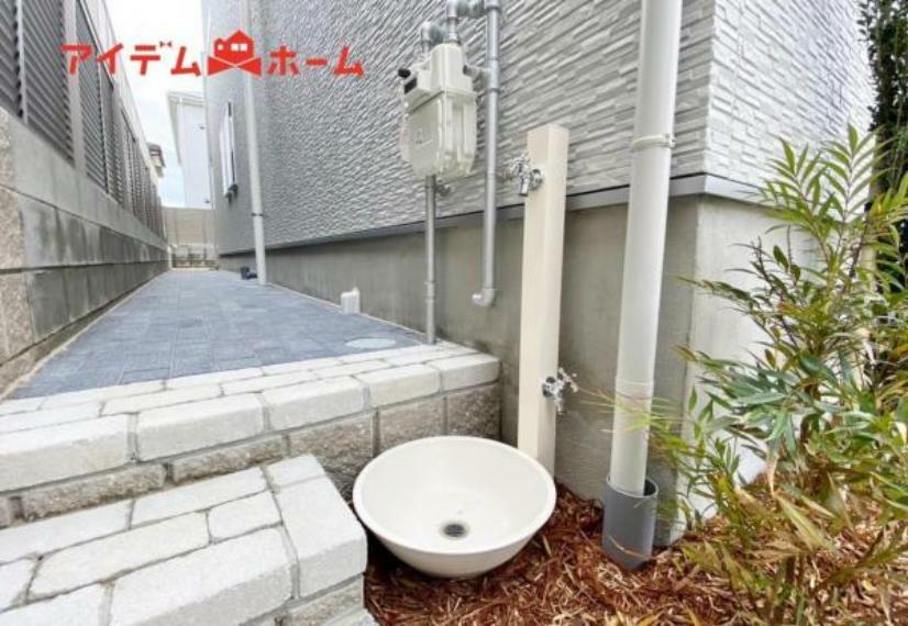 庭 ガーデニングや洗車に便利な立水栓付き。