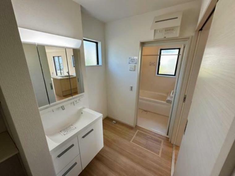 ゆとりある広さを確保した洗面室。鏡面裏が収納となっており小物もすっきりと収納できる洗面台