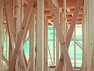 構造・工法・仕様 常に呼吸し気候の変化に合わせて微妙に伸縮する木材は高温多湿な日本の気候風土に合っています。