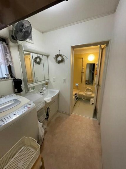 洗面化粧台 洗濯機置き場もある広めの洗面室は身支度もしやすいですね！