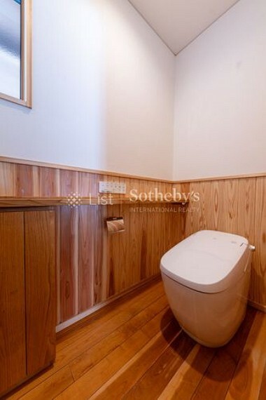 トイレ ウッド調で木材の柔らかさを感じられます