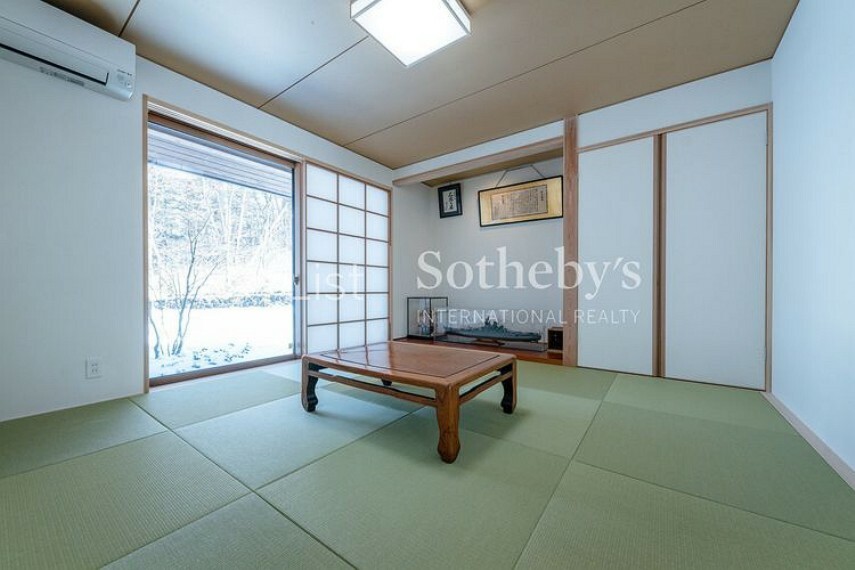 大きな窓から軽井沢の四季を楽しむことができる趣あふれる和室