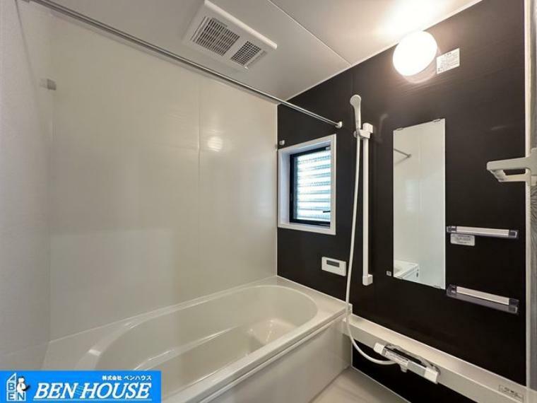 浴室換気乾燥機付きシステムバス・お手入れしやすい浴室です・窓があり換気もしやすい浴室・体操着やYシャツなどご家族の急な洗濯物も、浴室乾燥機で夜のうちに乾かせて便利ですね。